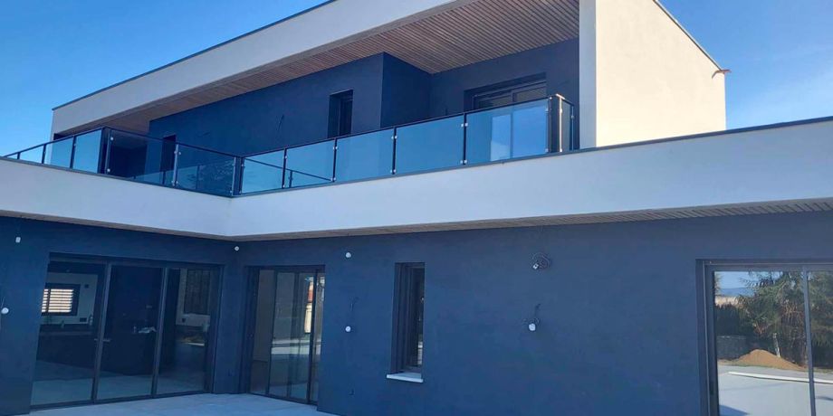 Garde-corps en acier et verre de sécurité pour une maison contemporaine