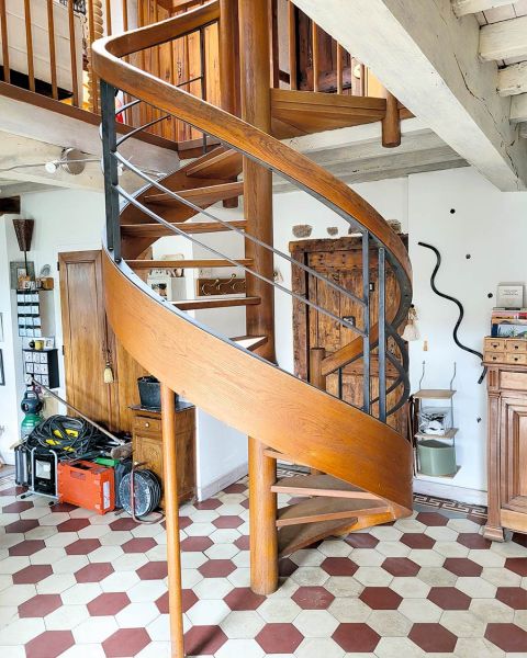 Escalier en bois et métal en colimaçon