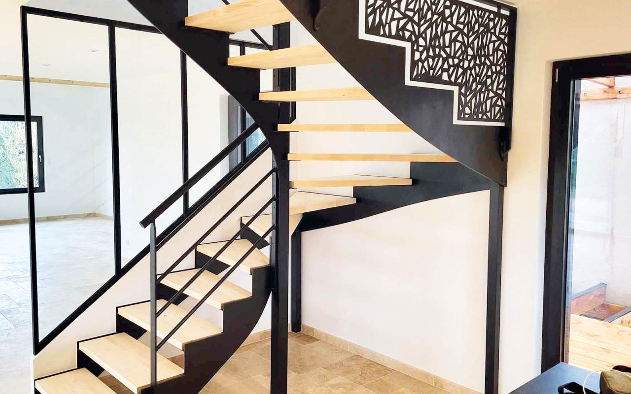 Création d'un escalier en métal et marches en bois
