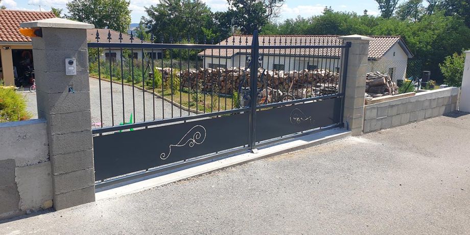 Portail avec 2 vantaux et tôle découpe laser en décoration