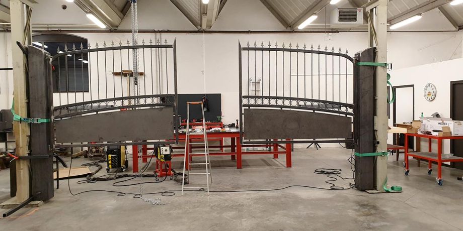 Fabrication en atelier d'un portail deux vantaux en acier