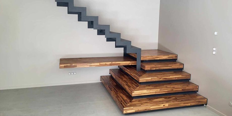 Escalier en bois lamellé-collé et métal avec tablette