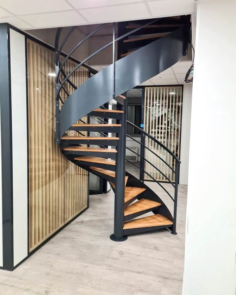 Escalier en bois et métal en colimaçon