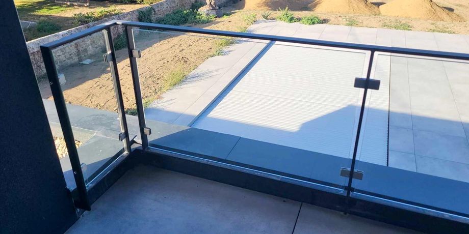 Garde-corps en métal et verre St-Gobain "Securit"