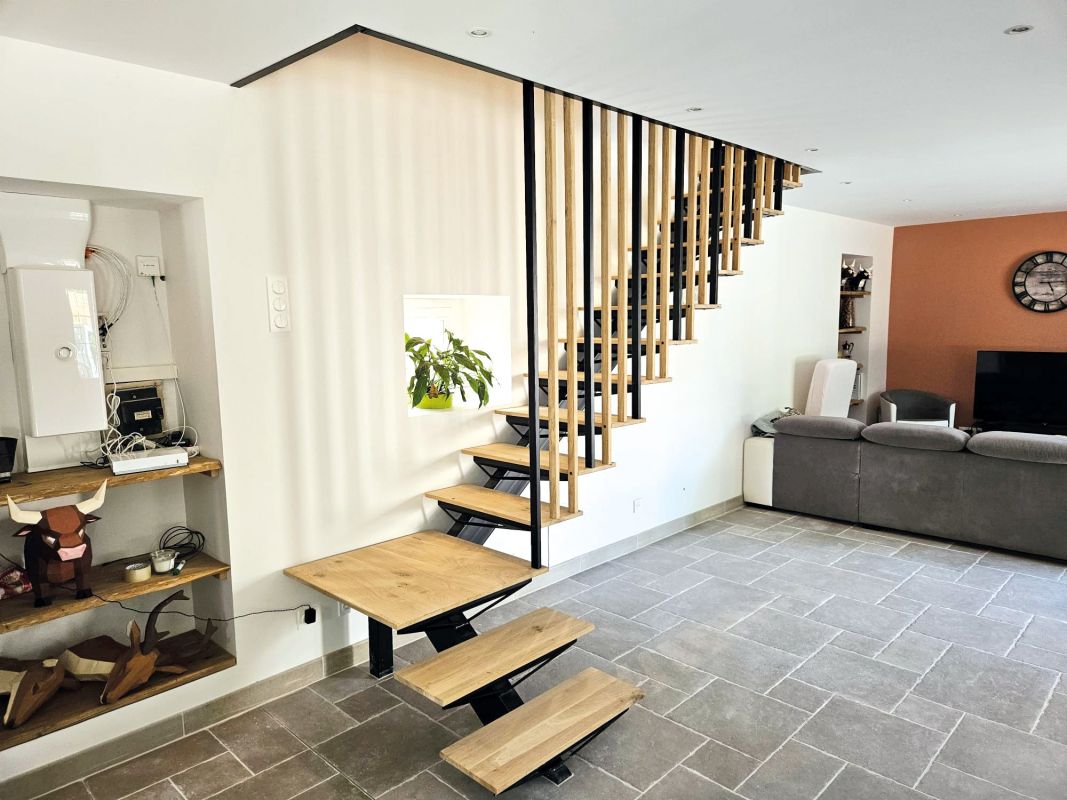Création d'un escalier en métal et marches en bois