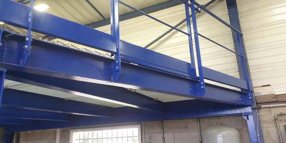 Vue avancée sur une mezzanine caillebotis et escalier pour l'industrie